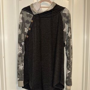 Hoodie with Camo and White Star-Patterned Sleeves